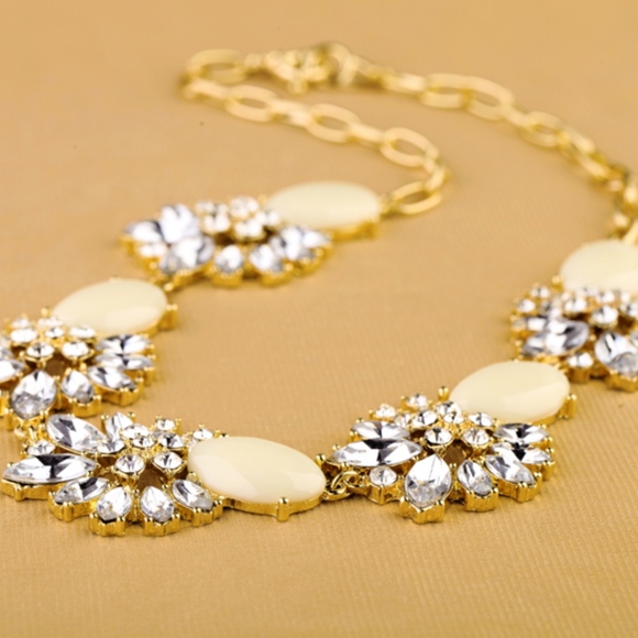 NEW Clear Crystal & Cream Resin Statement Necklace - Picture 3 of 3